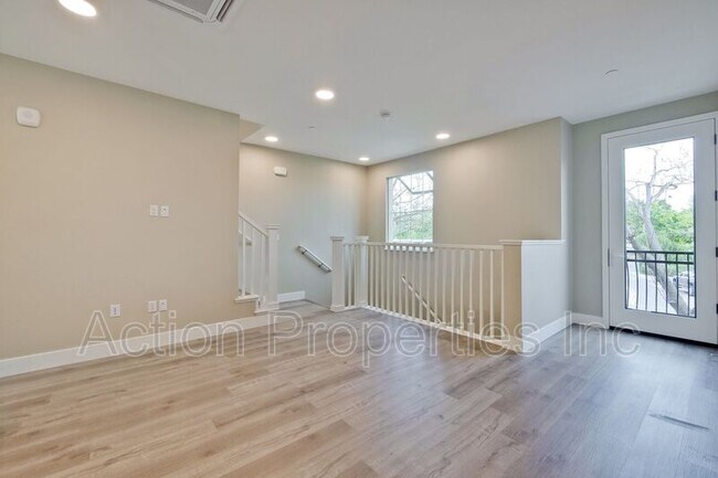 Building Photo - 549 Walker Dr