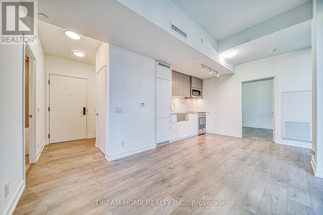 Building Photo - 270 Dufferin St