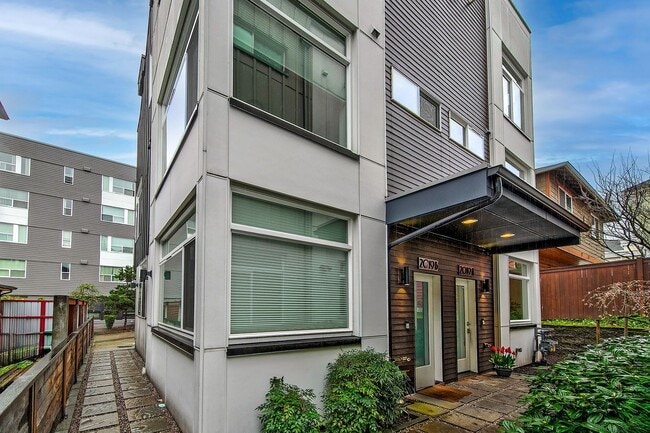 Building Photo - 3bd/1.75ba Seattle Townhouse