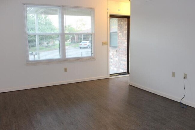Foto del edificio - 317 Deer Lake Dr