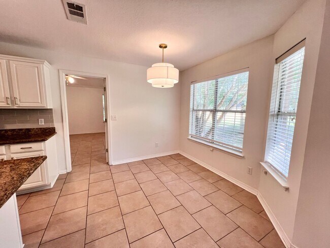 Building Photo - Charming Home - Newly Renovated