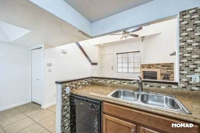 Foto del edificio - Charming 2BR Townhome in Phoenix