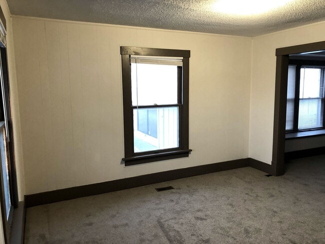 Building Photo - 2-Bed, 1-Bath Bungalow