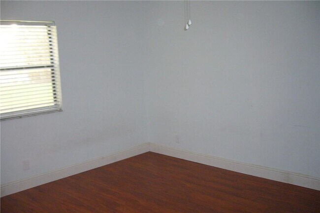 Building Photo - 200 Lakeview Dr