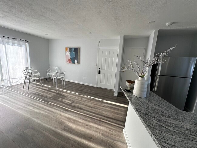 Foto del edificio - 4 Robinwood Ave