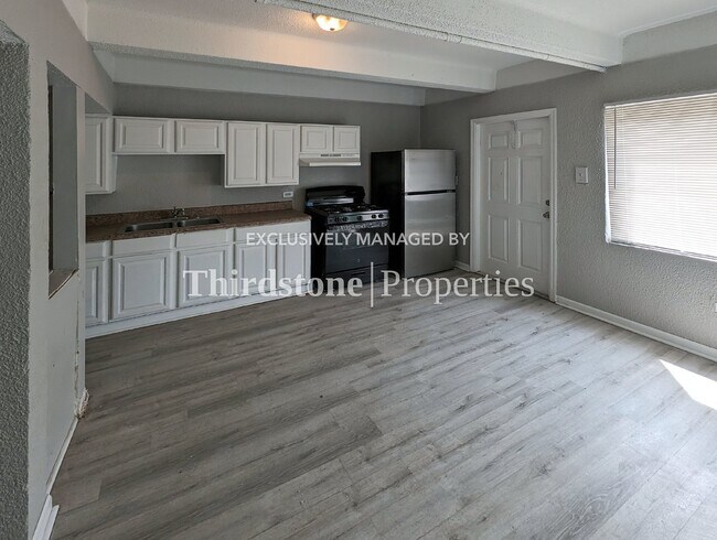 Building Photo - 833 E University Blvd