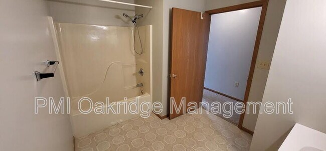 Foto del edificio - 765 Campbell Rd