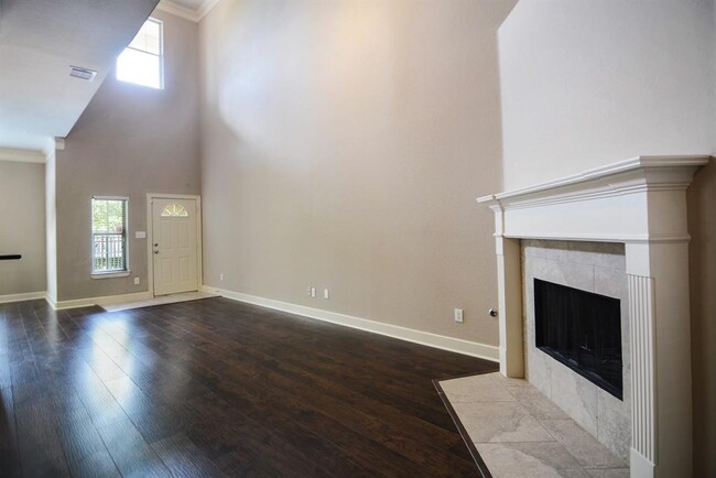 Building Photo - 2865 Westhollow Dr