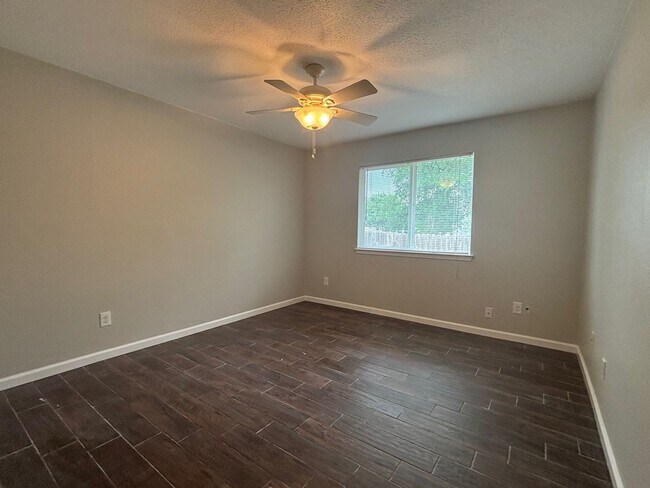 Building Photo - 213-215-215 Greenlawn Blvd