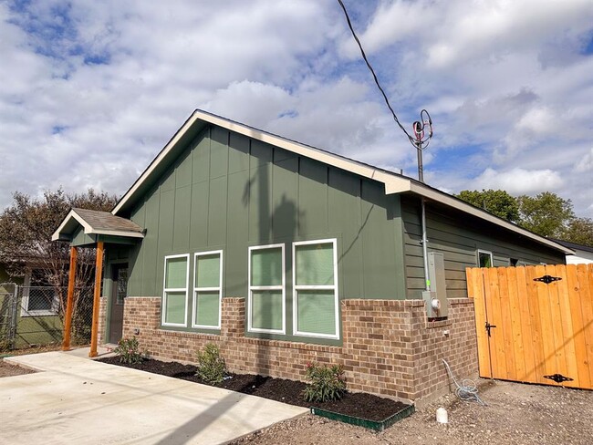 Building Photo - 815 5th