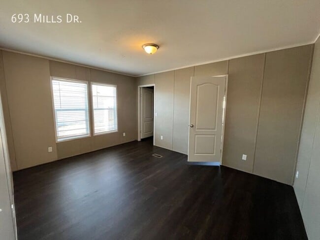 Foto del edificio - 693 W Mills Dr