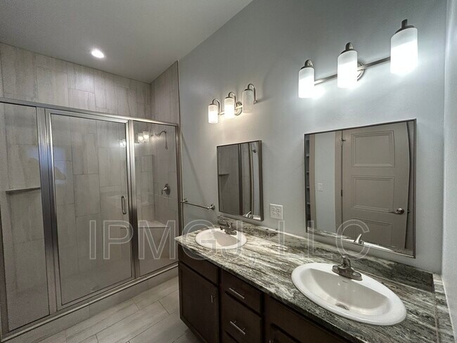 Foto del edificio - 581 W Indian Creek Dr