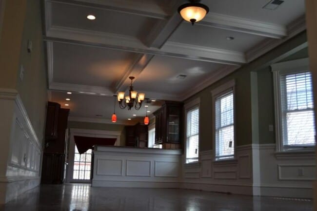 Building Photo - No Brokers Fee, No Security Deposit, In Unit Washer/Dryer, Pets friendly, Parking Included, Centr...