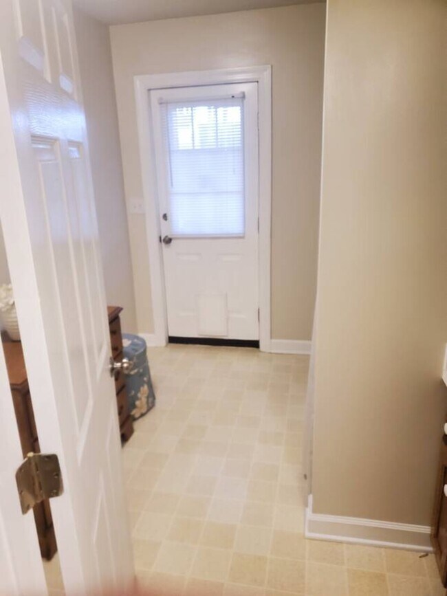 Building Photo - Basement Apartment