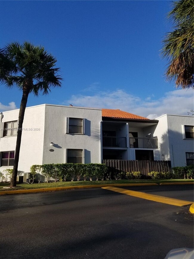 Building Photo - 9447 Fontainebleau Blvd