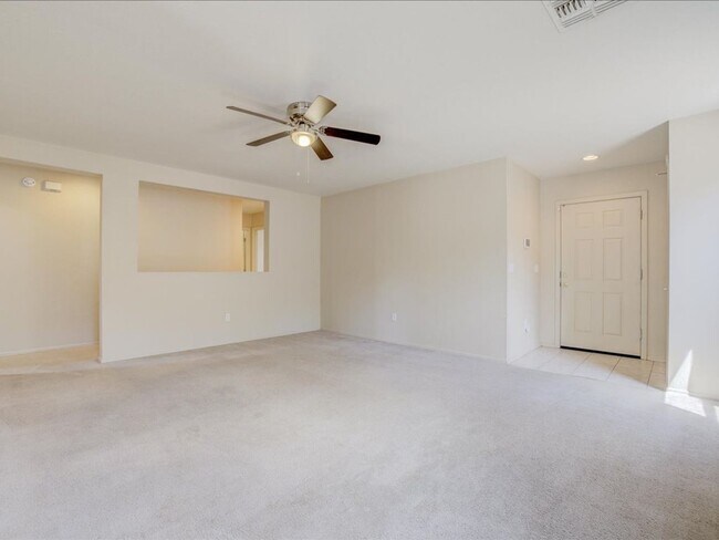 Building Photo - 4 Bedroom 2 Bathroom