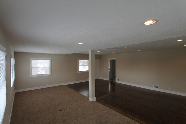 Building Photo - Nice, new and near the zoo!  Large 4 bedro...
