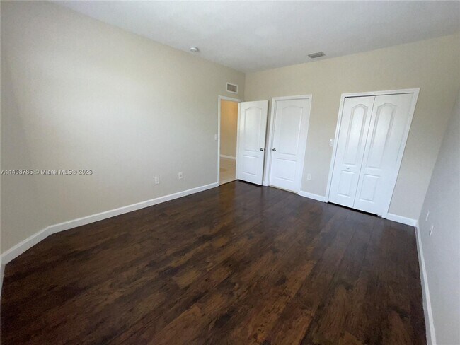 Foto del edificio - 1661 SE 28th St