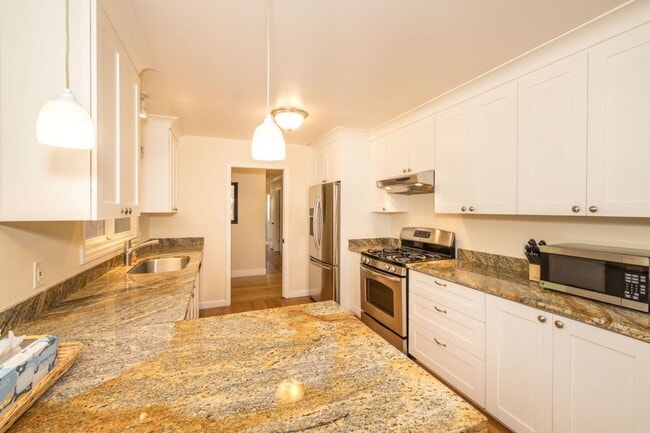 Building Photo - Well-Maintained 4 Bed, 2 Bath Home in the ...
