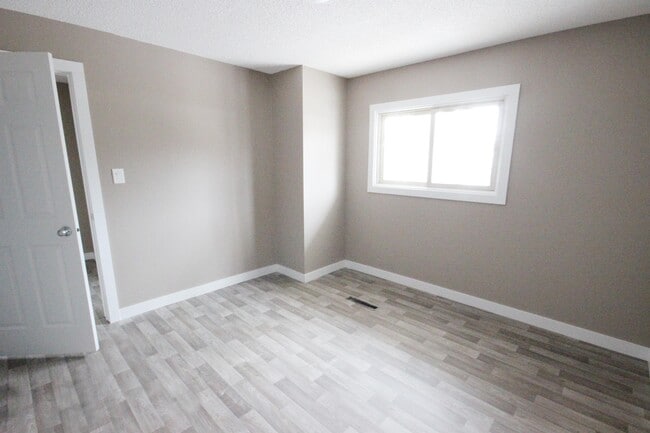 Building Photo - 313 19 Ave