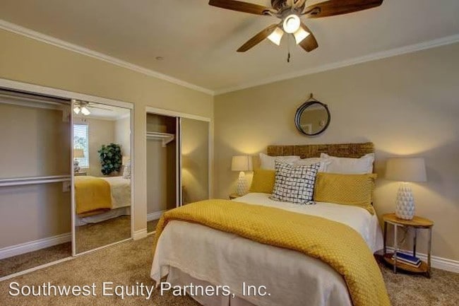 Building Photo - 240-260 S Rancho Santa Fe Rd