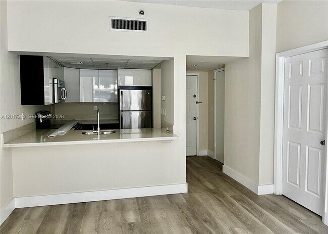 Building Photo - 540 Brickell Key Dr