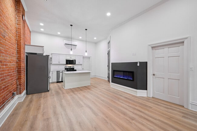 Building Photo - 105 E Bremer Ave
