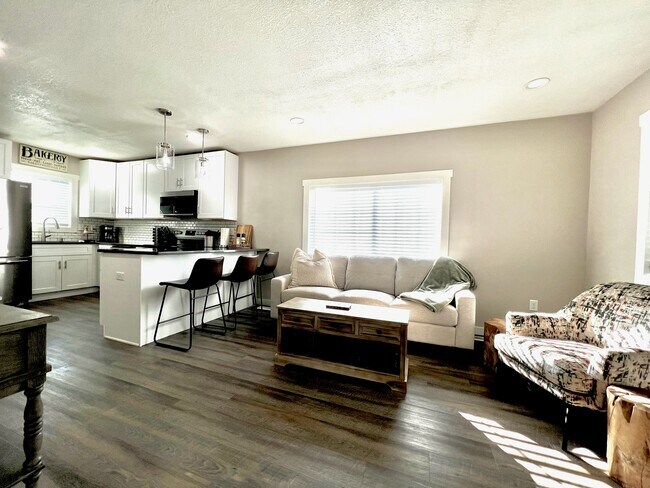 Living - 2127 W Carlisle Ave