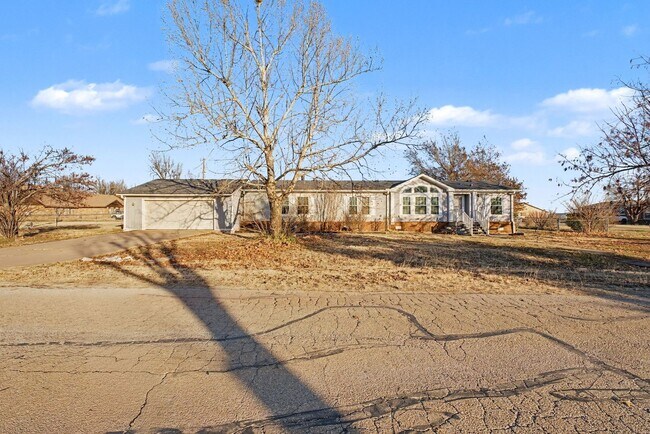 Foto del edificio - 3-Bed Home with Fireplace, Fenced Yard & Flexible Living Space