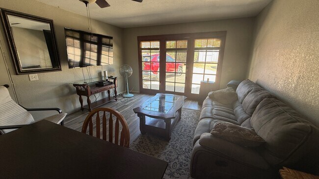 Foto del edificio - 15691 Wendell Park Dr