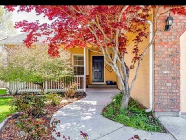 Building Photo - 4 bed, 3 bath well appointed home with top...