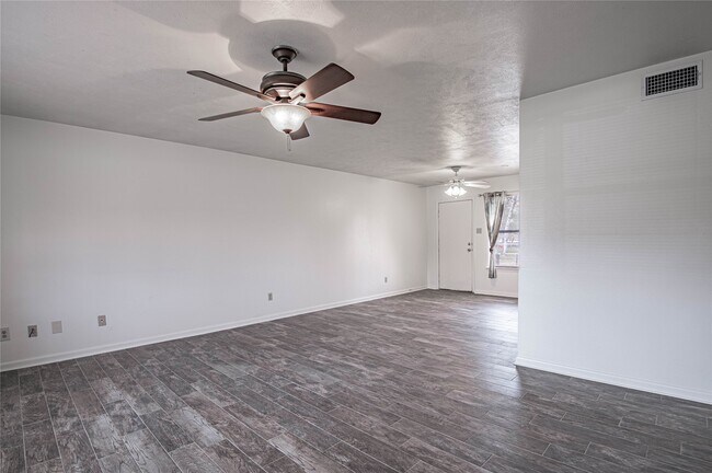 Building Photo - 4 Barre Ln