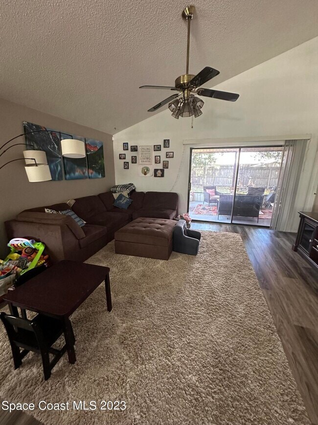 Building Photo - 2422 Meadow Cove Blvd