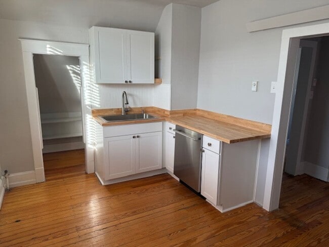 Building Photo - 217 E Oak St