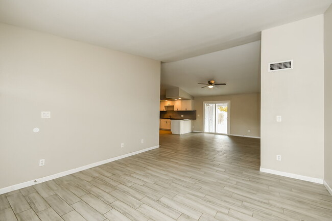 Building Photo - 238 E Houston Ave