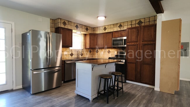 Building Photo - 3927 Emerald Dr