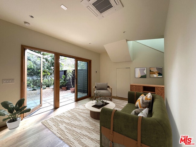 Foto del edificio - 2545 Kelton Ave