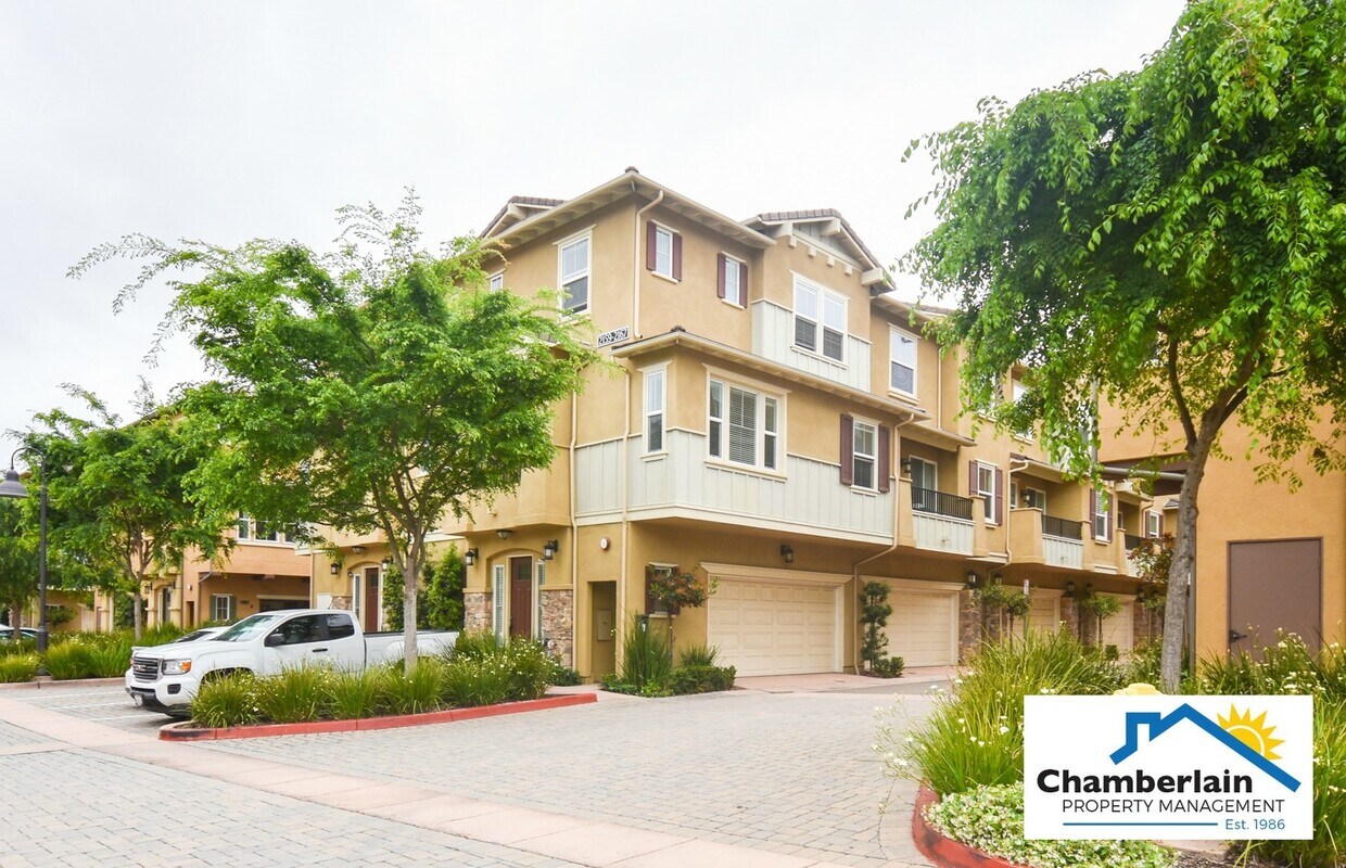 Foto principal - 3bedroom 3 bath home in the Solaire Commun...