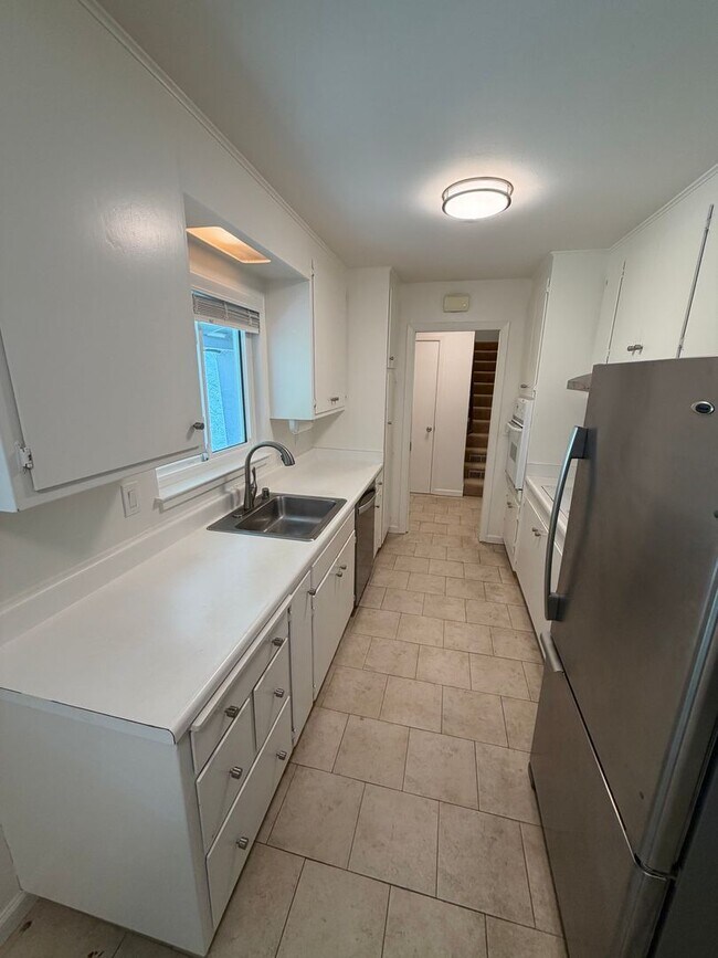 Foto del edificio - 3 Bed 2 Bath Duplex W/ Garage In Moraga