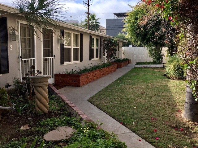 Beautiful grassy side yard - 1524 15th St