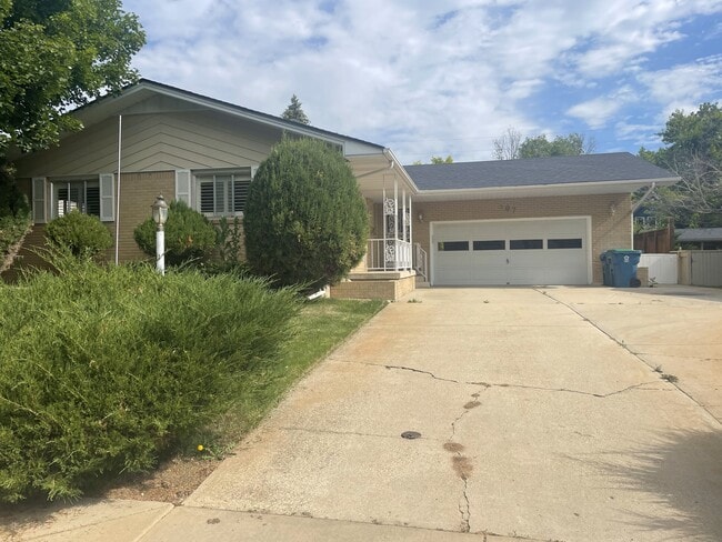 Building Photo - 501 Lois Dr