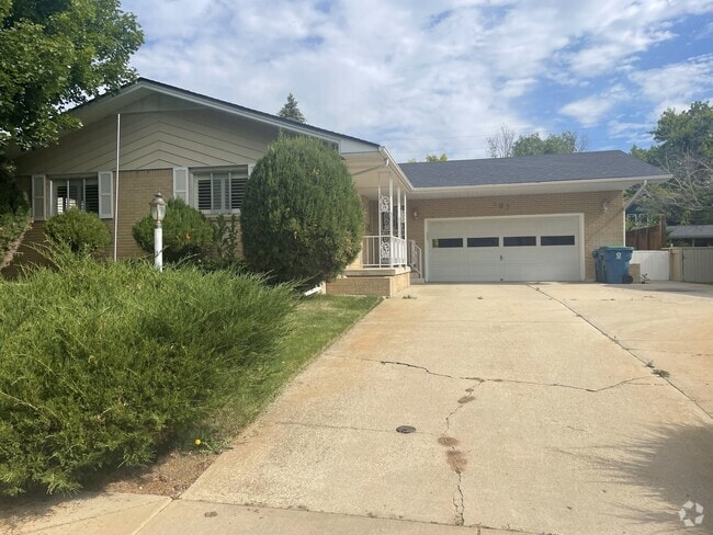 Building Photo - 501 Lois Dr