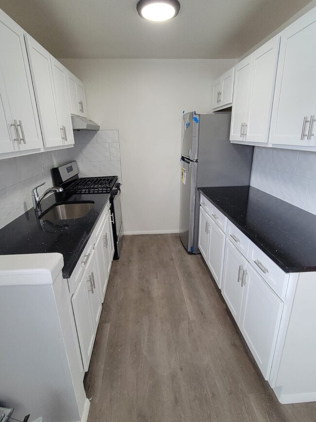 Kitchen - Crestwood Apartments