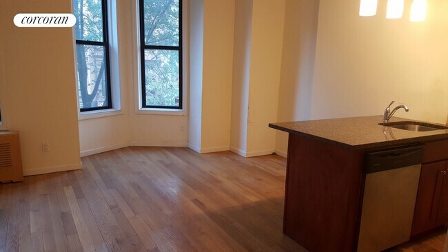 Building Photo - 66 7th Ave