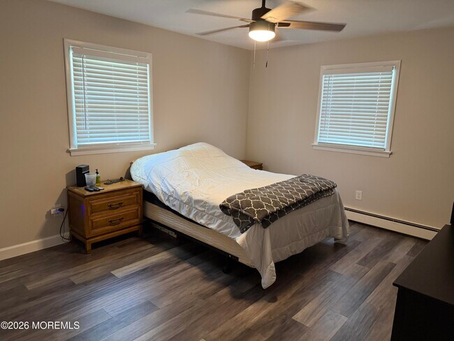 Foto del edificio - 2305 Oak Tree Rd
