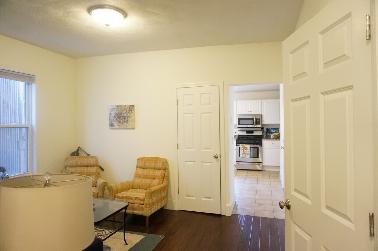 Primary Photo - 231 Charles St
