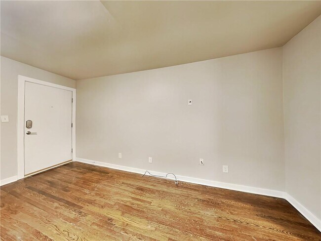 Foto del edificio - 880 N Highland Ave NE