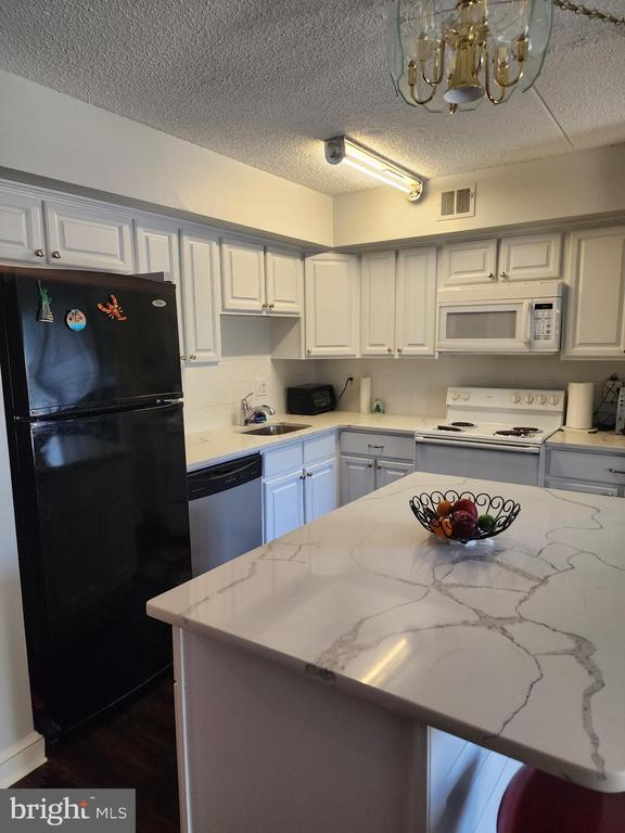 Foto principal - 5804 Village Green Dr