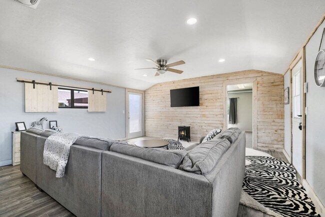 Foto del edificio - 7625 N Williamson Valley Rd