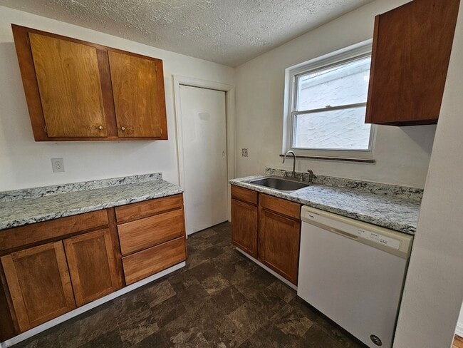 Foto del edificio - 115 Sanders Dr